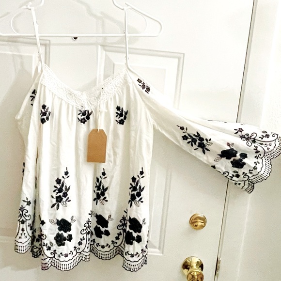 🎉8X HP🎉M Blu Pepper Cold Shoulder Top NWT! - Picture 1 of 10